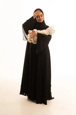 أم سعودية متعبة تحمل طفلها الرضيع خلفية بيضاء