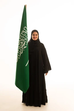 امرأة سعودية مع العلم الوطني بخلفية بيضاء