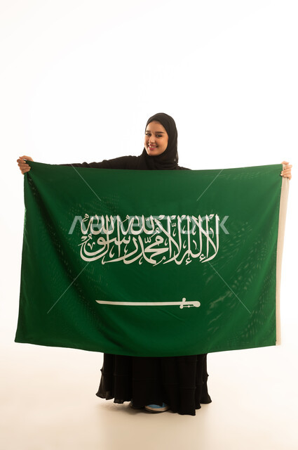 امرأة سعودية تحمل علم المملكة العربية السعودية خلفية بيضاء