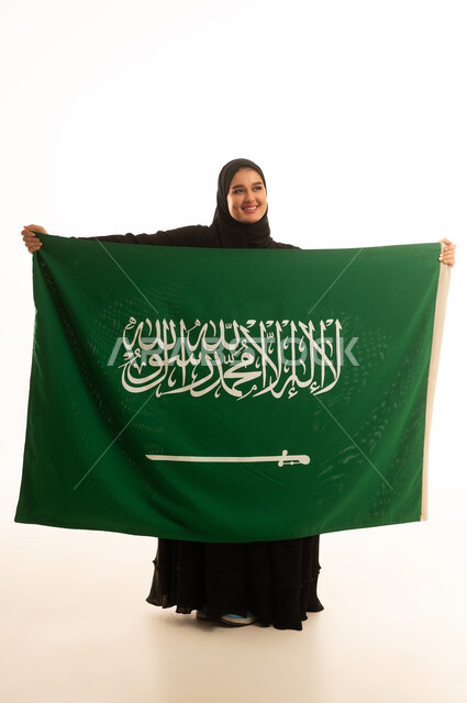 امرأة سعودية تحمل العلم الوطني على خلفية بيضاء