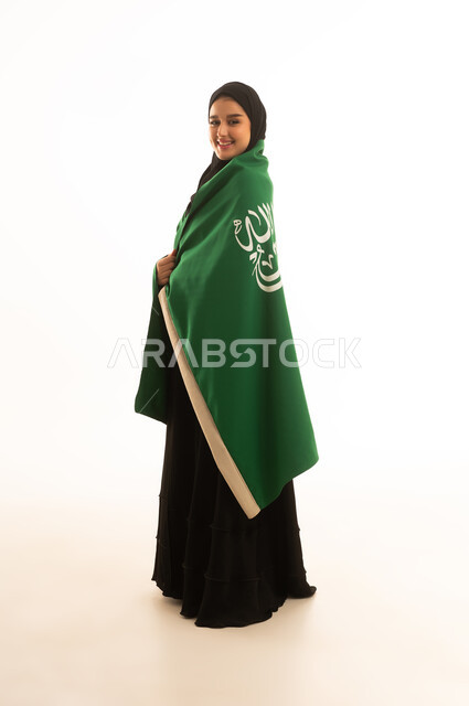 امرأة سعودية مع العلم الوطني على خلفية بيضاء