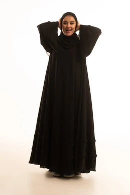 امرأة سعودية بالعباءة السوداء تعبر عن المفاجأة