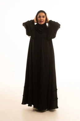 امرأة سعودية بالعباءة السوداء بتعبير وجه مصدوم