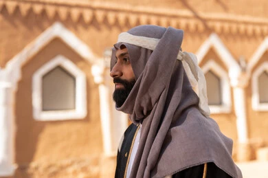 صورة من الجانب رجل عربي سعودي خليجي يرتدي زي يوم التأسيسي ملامح الرجولة والأصالة، ذكرى تأسيس الدوله السعوديه الاولى على يد الامام محمد بن سعود, يوم بدينا 22 فبراير 1727م, العمق التاريخي والحضاري للمملكة،الإحتفالات الوطنيه في المنطقه الوسطى