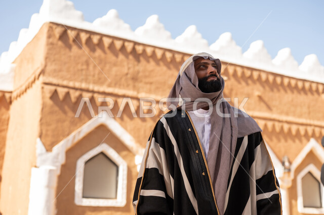رجل عربي سعودي خليجي يرتدي زي يوم التأسيسي ملامح الرجولة والأصالة، ذكرى تأسيس الدوله السعوديه الاولى على يد الامام محمد بن سعود, يوم بدينا 22 فبراير 1727م, العمق التاريخي والحضاري للمملكة،الإحتفالات الوطنيه في المنطقه الوسطى