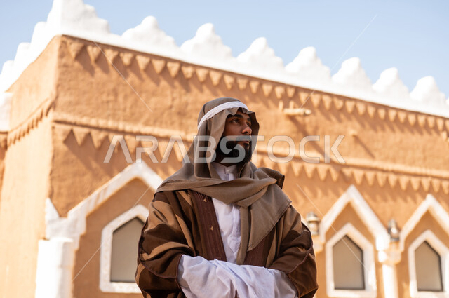 رجل عربي سعودي خليجي يرتدي زي يوم التأسيسي ملامح الرجولة والأصالة، ذكرى تأسيس الدوله السعوديه الاولى على يد الامام محمد بن سعود, يوم بدينا 22 فبراير 1727م, العمق التاريخي والحضاري للمملكة،الإحتفالات الوطنيه في المنطقه الوسطى