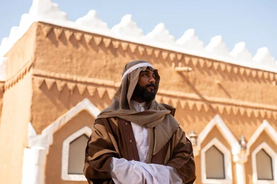 رجل عربي سعودي خليجي يرتدي زي يوم التأسيسي ملامح الرجولة والأصالة، ذكرى تأسيس الدوله السعوديه الاولى على يد الامام محمد بن سعود, يوم بدينا 22 فبراير 1727م, العمق التاريخي والحضاري للمملكة،الإحتفالات الوطنيه في المنطقه الوسطى