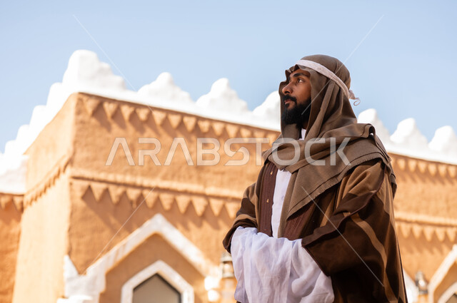 صورة من الجانب رجل عربي سعودي خليجي يرتدي زي يوم التأسيسي ملامح الرجولة والأصالة، ذكرى تأسيس الدوله السعوديه الاولى على يد الامام محمد بن سعود, يوم بدينا 22 فبراير 1727م, العمق التاريخي والحضاري للمملكة،الإحتفالات الوطنيه في المنطقه الوسطى
