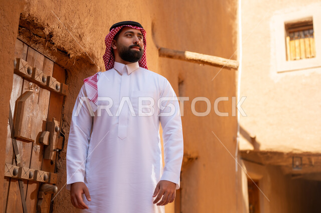 رجل عربي سعودي خليجي يرتدي زيالتقليدي ثوب أبيض وشماخ ملامح الرجولة والأصالة، ذكرى تأسيس الدوله السعوديه الاولى على يد الامام محمد بن سعود, يوم بدينا 22 فبراير 1727م, العمق التاريخي والحضاري للمملكة،الإحتفالات الوطنيه في المنطقه الوسطى