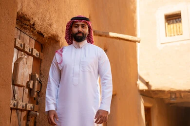 رجل عربي سعودي خليجي يرتدي زيالتقليدي ثوب أبيض وشماخ ملامح الرجولة والأصالة، ذكرى تأسيس الدوله السعوديه الاولى على يد الامام محمد بن سعود, يوم بدينا 22 فبراير 1727م, العمق التاريخي والحضاري للمملكة،الإحتفالات الوطنيه في المنطقه الوسطى