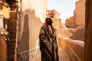 رجل عربي سعودي خليجي يرتدي زي يوم التأسيسي يقف وقفة شموخ وفخر بتاريخ المملكة, ذكرى تأسيس الدوله السعوديه الاولى على يد الامام محمد بن سعود, يوم بدينا 22 فبراير 1727م, العمق التاريخي والحضاري للمملكة، هوية اليوم الوطني السعودي 92