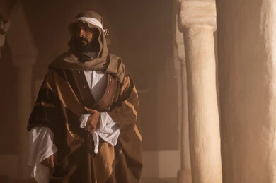 رجل كبير السن عربي سعودي خليجي يرتدي البشت وعقال يوم التأسيس يقف  داخل مبنى طيني تفاصيل العمارة القديمة, ذكرى تأسيس الدوله السعوديه الاولى على يد الامام محمد بن سعود, يوم بدينا 22 فبراير 1727م, العمق التاريخي والحضاري للمملكة، ارتداء الأزياء التقليدية تعكس التراث