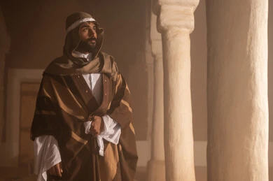 رجل كبير السن عربي سعودي خليجي يرتدي البشت وعقال يوم التأسيس يقف  داخل مبنى طيني تفاصيل العمارة القديمة, ذكرى تأسيس الدوله السعوديه الاولى على يد الامام محمد بن سعود, يوم بدينا 22 فبراير 1727م, العمق التاريخي والحضاري للمملكة، ارتداء الأزياء التقليدية تعكس التراث