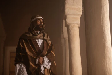 رجل كبير السن عربي سعودي خليجي يرتدي البشت وعقال يوم التأسيس يقف  داخل مبنى طيني تفاصيل العمارة القديمة, ذكرى تأسيس الدوله السعوديه الاولى على يد الامام محمد بن سعود, يوم بدينا 22 فبراير 1727م, العمق التاريخي والحضاري للمملكة، ارتداء الأزياء التقليدية تعكس التراث