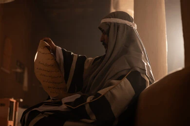 ارتداء الأزياء التقليدية تعكس التراث, رجل عربي سعودي خليجي يرتدي زي التأسيس يقرأ لفافة ورقية قديمة, ذكرى تأسيس الدوله السعوديه الاولى على يد الامام محمد بن سعود, يوم بدينا 22 فبراير 1727م, العمق التاريخي والحضاري للمملكة