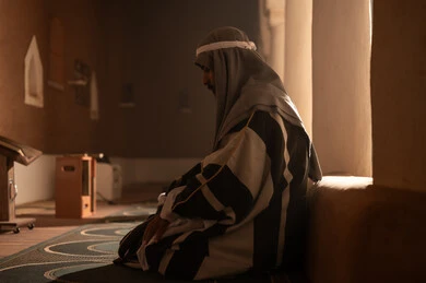 التقرب الى الله تعالى، ارتداء الأزياء التقليدية تعكس التراث, رجل عربي سعودي خليجي يرتدي زي التأسيس يقوم بأداء الصلاة, ذكرى تأسيس الدوله السعوديه الاولى على يد الامام محمد بن سعود, يوم بدينا 22 فبراير 1727م, العمق التاريخي والحضاري للمملكة