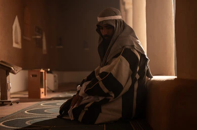 التقرب الى الله تعالى، ارتداء الأزياء التقليدية تعكس التراث, رجل عربي سعودي خليجي يرتدي زي التأسيس يقوم بأداء الصلاة, ذكرى تأسيس الدوله السعوديه الاولى على يد الامام محمد بن سعود, يوم بدينا 22 فبراير 1727م, العمق التاريخي والحضاري للمملكة