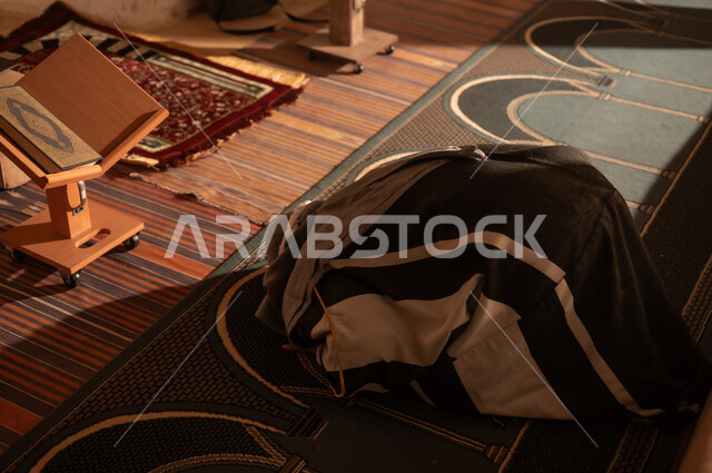 التقرب الى الله تعالى، ارتداء الأزياء التقليدية تعكس التراث, رجل عربي سعودي خليجي يرتدي زي التأسيس يقوم بأداء الصلاة, ذكرى تأسيس الدوله السعوديه الاولى على يد الامام محمد بن سعود, يوم بدينا 22 فبراير 1727م, العمق التاريخي والحضاري للمملكة