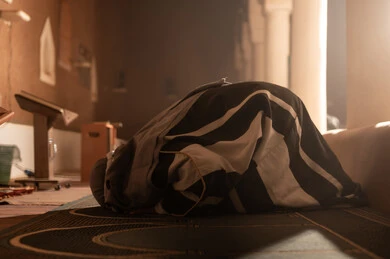 Drawing closer to God Almighty, wearing traditional attire reflects heritage, an Arab Saudi Gulf man wearing the founding dress performing prayer, the anniversary of the establishment of the first Saudi state by Imam Muhammad bin Saud, the day we began on February 22, 1727, the historical and civilizational depth of the Kingdom.