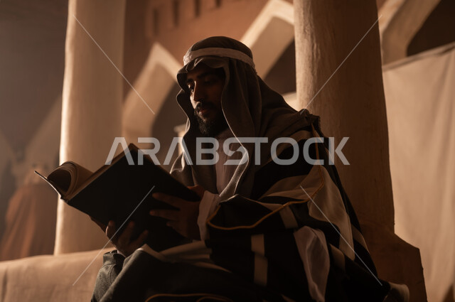 ارتداء الأزياء التقليدية تعكس التراث, رجل عربي سعودي خليجي يرتدي زي التأسيس يقرأ القران الكريم, ذكرى تأسيس الدوله السعوديه الاولى على يد الامام محمد بن سعود, يوم بدينا 22 فبراير 1727م, العمق التاريخي والحضاري للمملكة