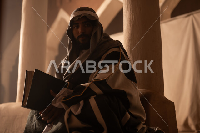 ارتداء الأزياء التقليدية تعكس التراث, رجل عربي سعودي خليجي يرتدي زي التأسيس يقرأ القران الكريم, ذكرى تأسيس الدوله السعوديه الاولى على يد الامام محمد بن سعود, يوم بدينا 22 فبراير 1727م, العمق التاريخي والحضاري للمملكة