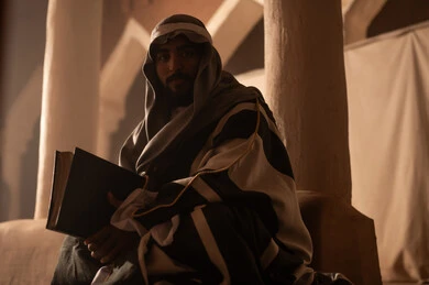 ارتداء الأزياء التقليدية تعكس التراث, رجل عربي سعودي خليجي يرتدي زي التأسيس يقرأ القران الكريم, ذكرى تأسيس الدوله السعوديه الاولى على يد الامام محمد بن سعود, يوم بدينا 22 فبراير 1727م, العمق التاريخي والحضاري للمملكة