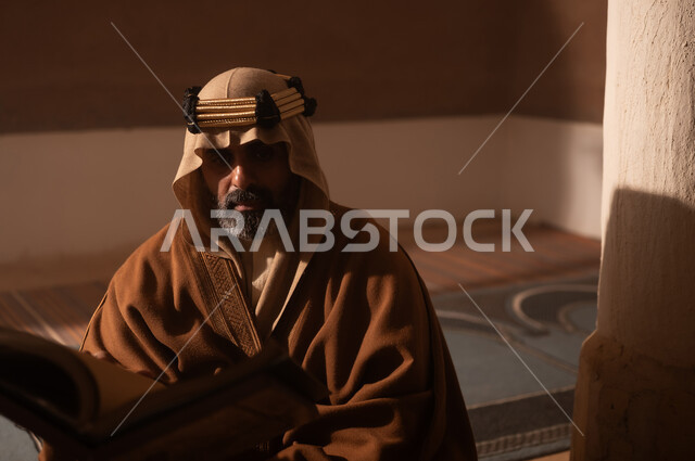 ارتداء الأزياء التقليدية تعكس التراث, رجل كبير السن عربي سعودي خليجي يرتدي البشت وعقال يوم التأسيس يقرأ القران الكريم, ذكرى تأسيس الدوله السعوديه الاولى على يد الامام محمد بن سعود, يوم بدينا 22 فبراير 1727م, العمق التاريخي والحضاري للمملكة