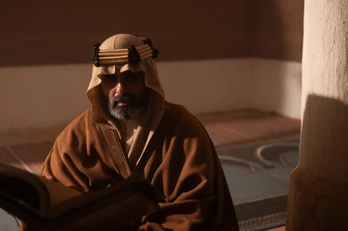 ارتداء الأزياء التقليدية تعكس التراث, رجل كبير السن عربي سعودي خليجي يرتدي البشت وعقال يوم التأسيس يقرأ القران الكريم, ذكرى تأسيس الدوله السعوديه الاولى على يد الامام محمد بن سعود, يوم بدينا 22 فبراير 1727م, العمق التاريخي والحضاري للمملكة