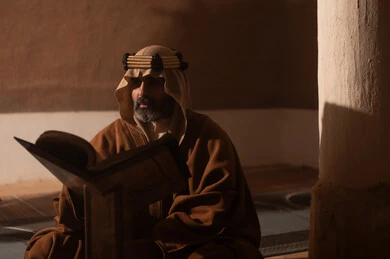 ارتداء الأزياء التقليدية تعكس التراث, رجل كبير السن عربي سعودي خليجي يرتدي البشت وعقال يوم التأسيس يقرأ القران الكريم, ذكرى تأسيس الدوله السعوديه الاولى على يد الامام محمد بن سعود, يوم بدينا 22 فبراير 1727م, العمق التاريخي والحضاري للمملكة