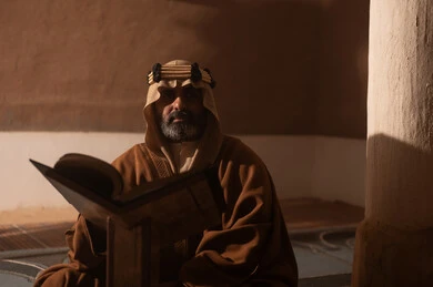ارتداء الأزياء التقليدية تعكس التراث, رجل كبير السن عربي سعودي خليجي يرتدي البشت وعقال يوم التأسيس يقرأ القران الكريم, ذكرى تأسيس الدوله السعوديه الاولى على يد الامام محمد بن سعود, يوم بدينا 22 فبراير 1727م, العمق التاريخي والحضاري للمملكة