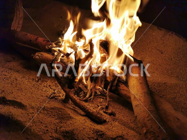 صورة لشعلة الحطب ، حرق خشب الشجر ، رحلات برية ، أجواء شتوية ، رحلة برية في صحراء المملكة العربية السعودية ، جلسة بر عربية شعبية مع شعلة الحطب في صحراء السعودية ، شبة نار