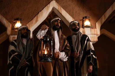 حي شعبي وبيوت طينية تراثية، عيد ومناسبة وطنية، ذكرى تأسيس الدولة السعودية الاولى 22 فبراير, إظهار الحب والولاء للدولة والوطن, ثلاث رجال عرب خليجيون سعوديون يرتديون زي شعبي تراثي ، فانوس تراثي مضيء، فخر واعتزاز بالهوية الوطنية, يوم بدينا 1727 م