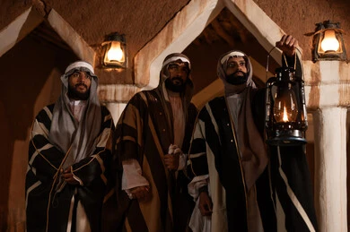 حي شعبي وبيوت طينية تراثية، عيد ومناسبة وطنية، ذكرى تأسيس الدولة السعودية الاولى 22 فبراير, إظهار الحب والولاء للدولة والوطن, ثلاث رجال عرب خليجيون سعوديون يرتديون زي شعبي تراثي ، فانوس تراثي مضيء، فخر واعتزاز بالهوية الوطنية, يوم بدينا 1727 م