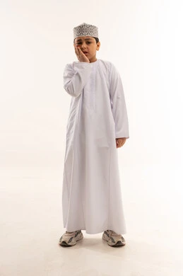 طفل عُماني يعاني من ألم الأسنان بالزي التقليدي