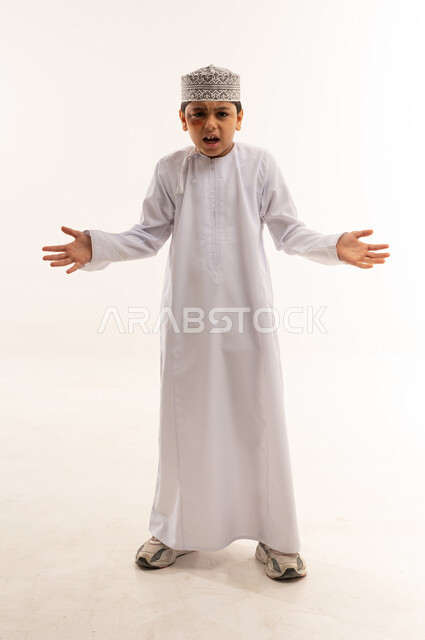 طفل عماني بالدشداشة التقليدية بتعبير غاضب