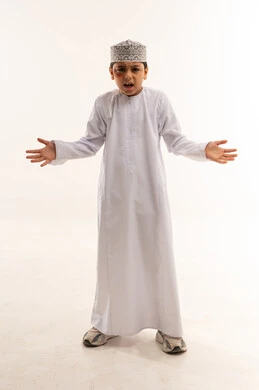 طفل عماني بالدشداشة التقليدية بتعبير غاضب
