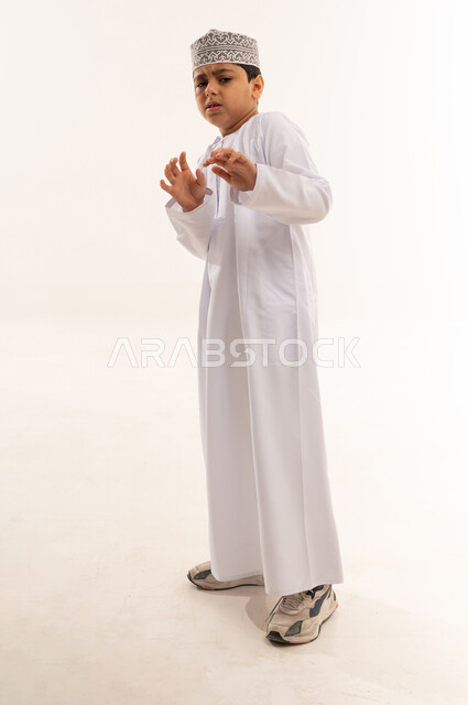 طفل عماني بالزي التقليدي بتعبيرات وجه قلقة