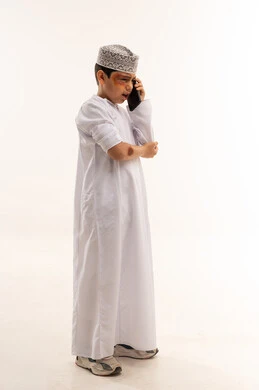 طفل عماني مصاب بكدمات يتحدث عبر الهاتف