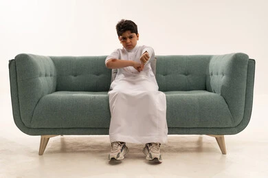 طفل سعودي بالثوب التقليدي يشير بعلامة الرفض طفل سعودي بالثوب التقليدي يشير بعلامة الرفض