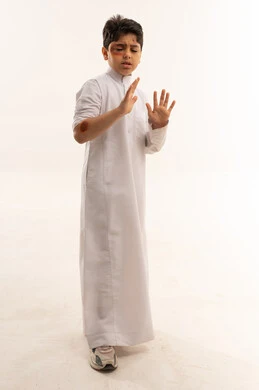 طفل سعودي مصاب بالثوب الأبيض بوضعية دفاعية