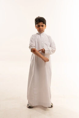 طفل سعودي مصاب بكدمة وعين متورمة بالثوب