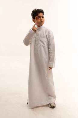 طفل سعودي بالثوب التقليدي مع كدمة على العين