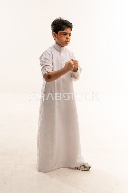 طفل سعودي بالثوب الأبيض في وضعية دفاعية