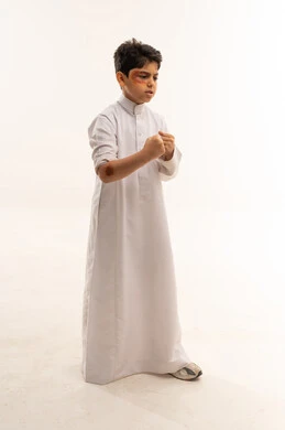 طفل سعودي بالثوب الأبيض في وضعية دفاعية