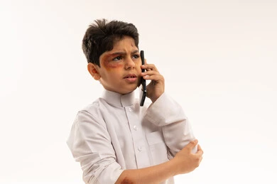 طفل سعودي مصاب يجري مكالمة هاتفية طارئة