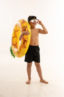 طفل سعودي بطوق سباحة ونظارات غوص في الاستوديو