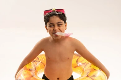 طفل سعودي مع أدوات الغوص وطوق السباحة