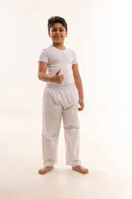 طفل عربي يشير بعلامة الإعجاب بخلفية بيضاء