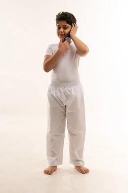 طفل عربي يتحدث بالهاتف على خلفية بيضاء