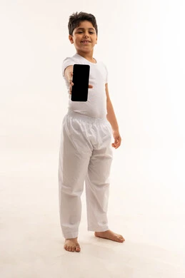 طفل عربي يحمل هاتف ذكي بخلفية بيضاء